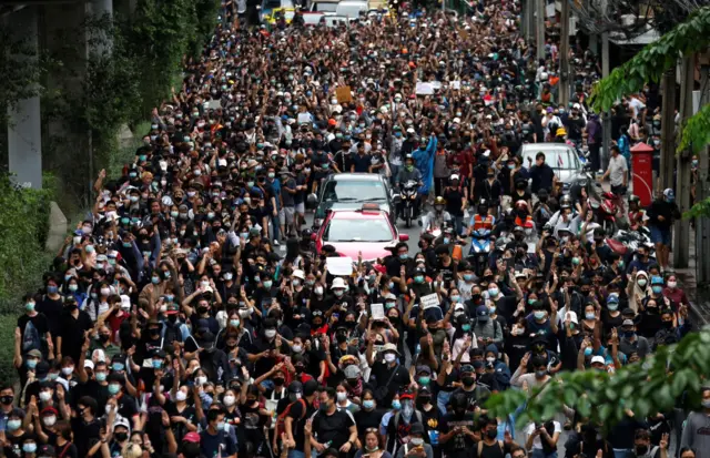 สถานีรถไฟฟ้า BTS อุดมสุข: มวลชนเคลื่อนขบวนไปปักหลักที่แยกบางนา