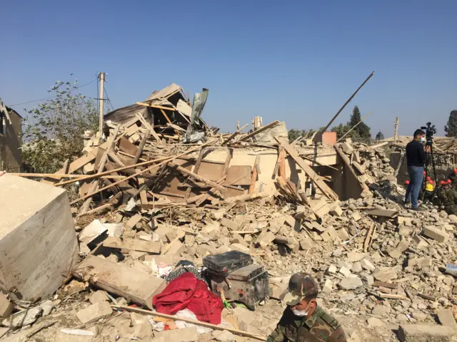 Gəncəyə hücum, raket, cəbhədə döyüşlər