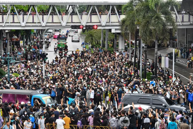 แฟลชม็อบที่วงเวียนใหญ่