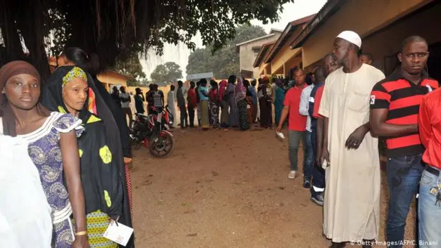 Des files d'attentes devant les bureaux de vote