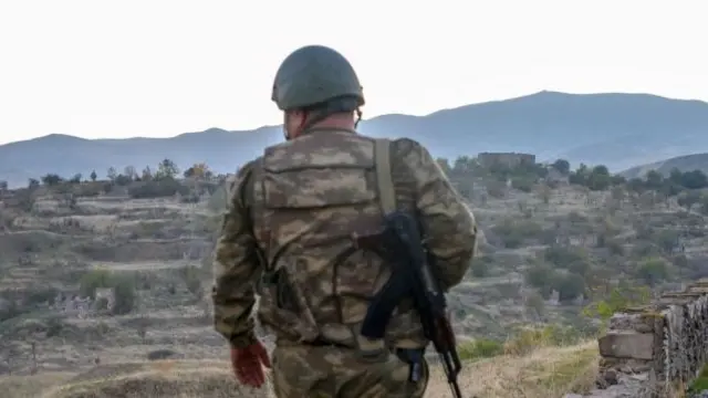 Azeri askeri
