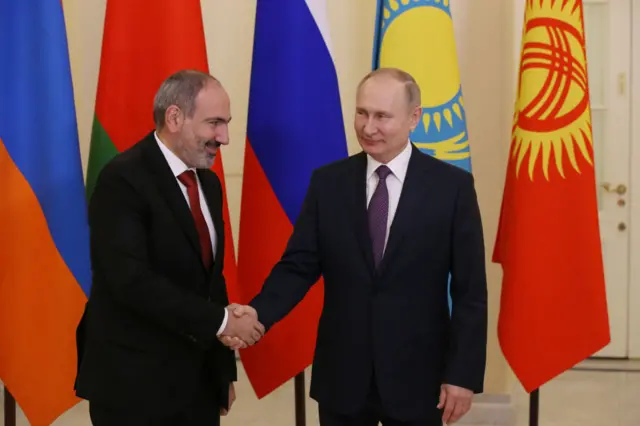 Kremlin: Putin ve Ermenistan Başbakanı Paşinyan yasa dışı silahlı grupların Karabağ'da çatışmaya dahil olmasından endişe duyduklarını konuştu