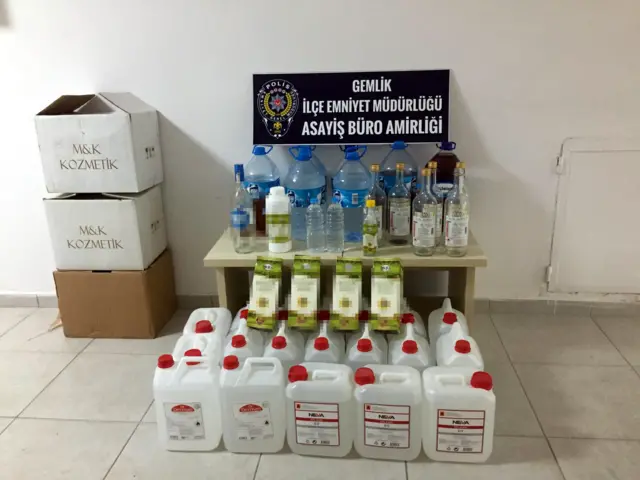 Bursa'nın Gemlik ilçesinde, polis ekipleri tarafından bir depoya yapılan baskında 160 litre sahte içki ve alkol yapımında kullanılan 200 litre etil ve metil alkol ele geçirildi.