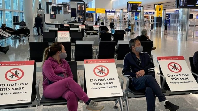 Heathrow Havalimanı'nda uçuş bekleyen yolcular
