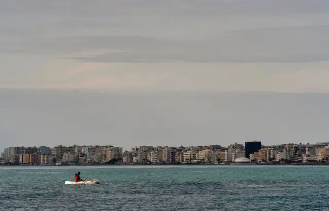 Arnavutluk sahillerinde bir balıkçı
