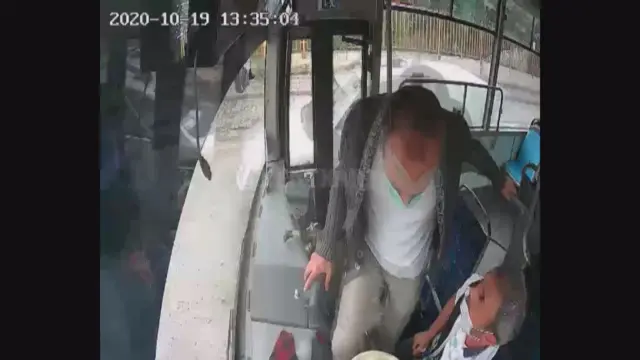 Gebze’de bir yolcu, istediği yerde durmayınca seyir halindeki otobüsü frenine basıp durdurdu