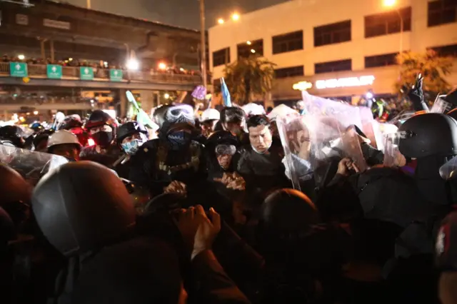 ผู้ชุมนุมพังแนวตำรวจที่แยกอุรุพงษ์