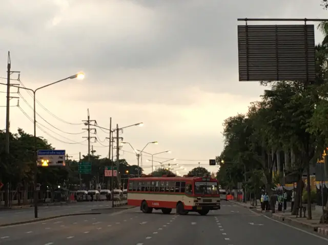รถเมล์กั้น