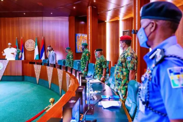 Buhari reçoit les chefs militaires