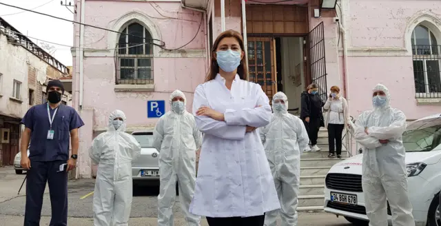 Kadıköy İlçe Sağlık Müdürü Dr. Neslihan Uyar: "Komşularına aşure dağıtan bir teyze, 18 kişilik koca apartmanın izolasyona alınmasına neden oldu"