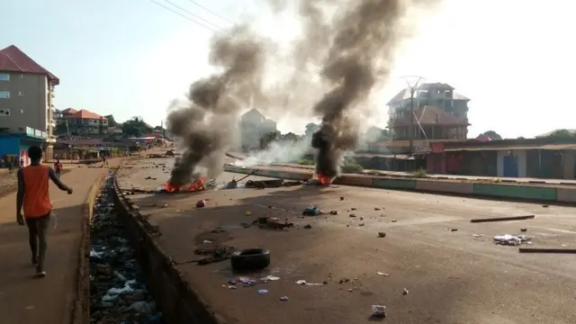 Dans plusieurs bastions de l'opposition à Conakry, des jeunes affrontent les forces de sécurité