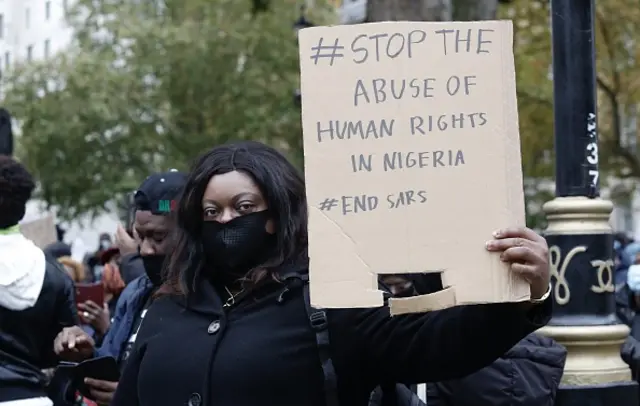 Des manifestants demandent la dissolution du Sras, la police anti-vol