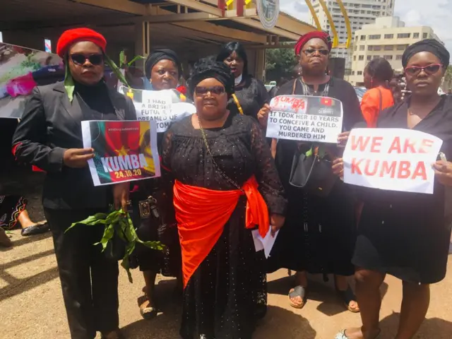 C'est dans le recueillement que les familles des éléves tués à kumba et leurs proches ont manifesté ce lundi pour reclamer la protection des enfants