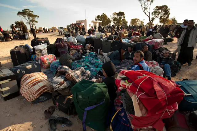 Des milliers de libyens déplacés par la guerre ont les yeux tournés vers Geneve où un cessez-le-feu permanent a été signé par les bélligérants