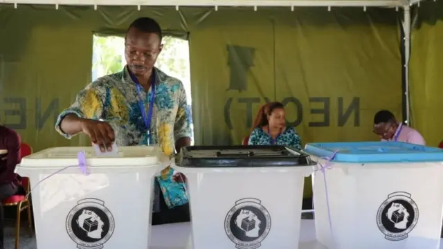 Raia akishiriki katika shughuli ya kupiga kura