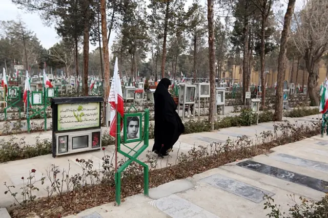 إيران: غضب بعد طمس صور النساء المتوفيات من على شواهد المقابر
