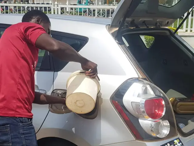Mutane sun koma ga 'yan bumbururtu da sayen mai.