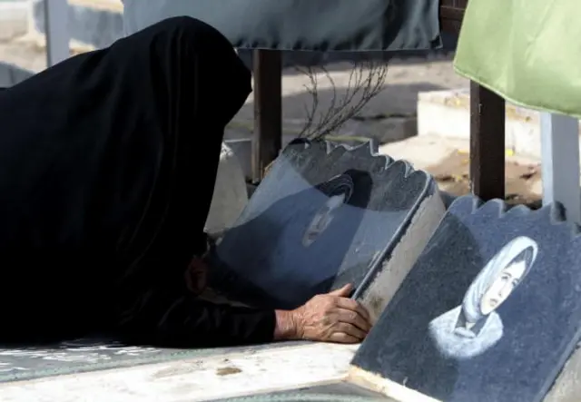 إيران: غضب بعد طمس صور النساء المتوفيات على شواهد المقابر