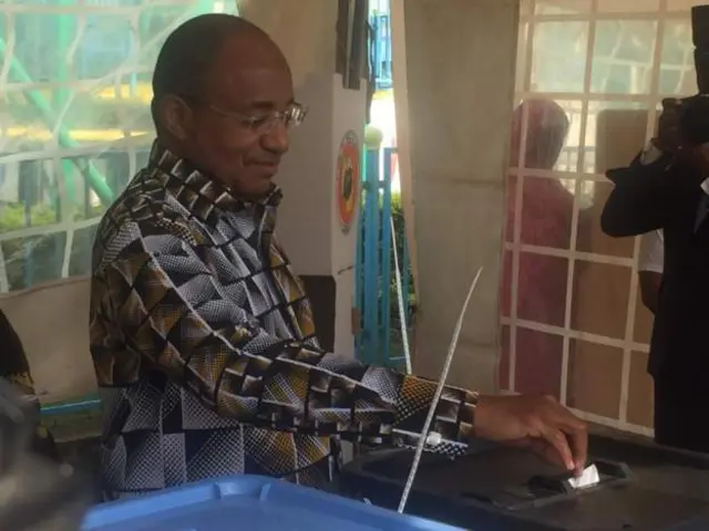 Le candidat à la présidence de Zanzibar, Hussein Mwinyi, du parti au pouvoir Chama Cha Mapenduzi (CCM), a voté au bureau de vote de Kariakoo.
