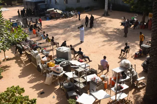 Some of di suspects with wetin dem accuse dem say dem tiff