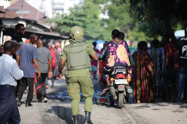 Wananchi wameonekana kusogea karibu ya vituo baada ya zoezi la upigaji kura kumalizika