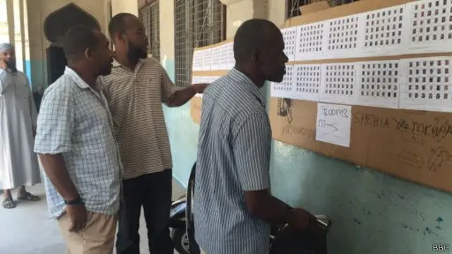 Wapiga kura wamekuwa wakikagua maelezo kuwahusu kwenye sajili ya wapiga kura vituo vya kupigia kura