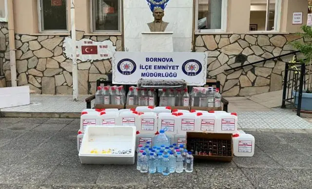 İzmir'in Bornova ilçesinde ele geçirilen sahte içkiler