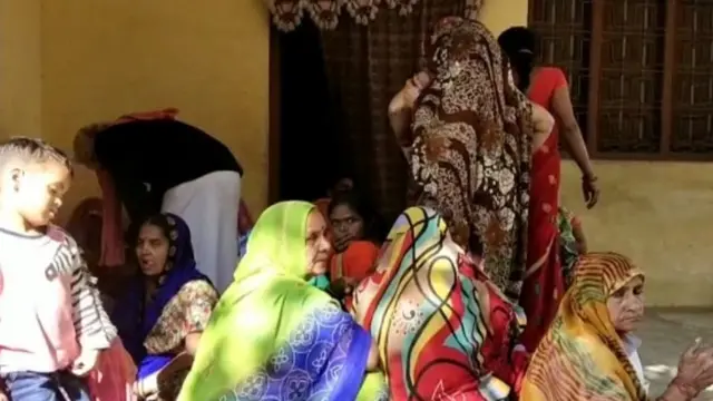 मृतक के परिजन, यूपी में दलित को ज़िंदा जलाया, मुंशीगंज थाना क्षेत्र के बंदोइया गांव की घटना