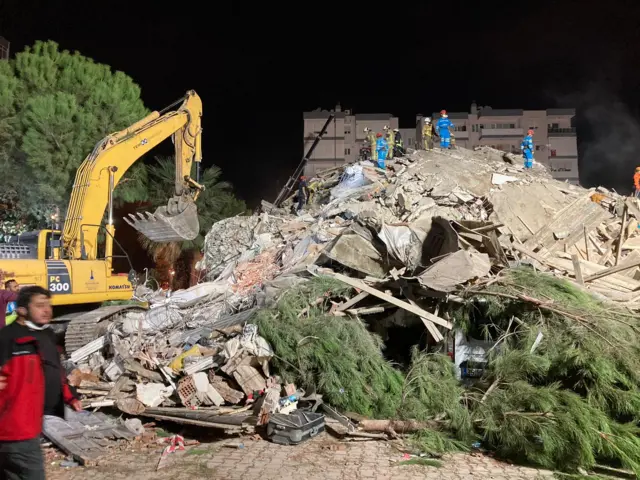 Mansuroğlu Mahallesi'nde on katlı iki blokun enkazında kurtarma çalışmaları gece geç saatlerde devam ediyor