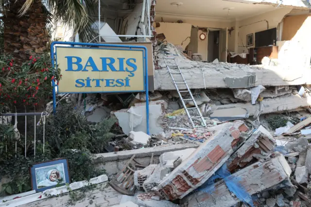 İzmir Bayraklı'daki Barış Sitesi'nde iki katı çöken binada enkaz altında olduğu düşünülen 5 kişi için çalışmalar sürüyor