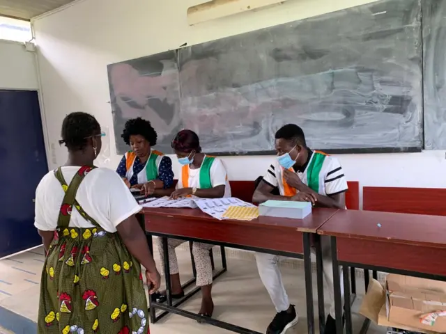 . Première électrice se présente au bureau de vote numéro 2 ‘Lycée Sainte Marie à Cocody’