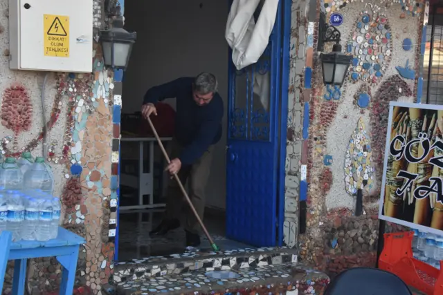 Suların çekildiği Sığacık'ta temizlik çalışmaları sürüyor: "Her yerden sular geliyordu, tüm esnaf çılgınlar gibi koşuyorduk"