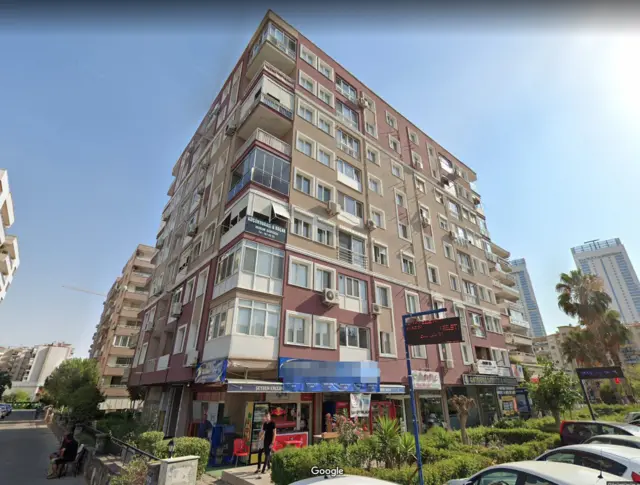 İzmir'in Bayraklı ilçesinde arama kurtarma çalışmalarının sürdüğü sekiz katlı Rızabey Apartmanı'nın deprem öncesindeki görüntüsü ortaya çıktı