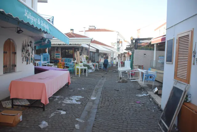 Suların çekildiği Sığacık'ta temizlik çalışmaları sürüyor: "Her yerden sular geliyordu, tüm esnaf çılgınlar gibi koşuyorduk"