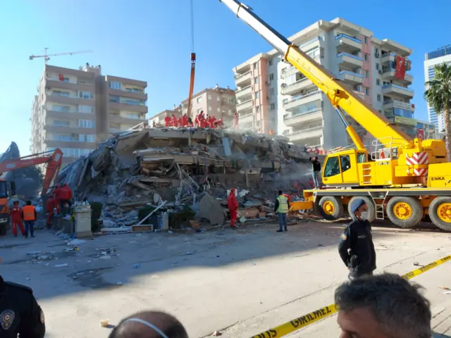 İzmir'in Bayraklı ilçesinde arama kurtarma çalışmalarının sürdüğü sekiz katlı Rızabey Apartmanı'nın deprem öncesindeki görüntüsü ortaya çıktı