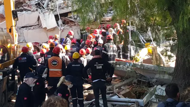 İzmir Bayraklı'daki arama kurtarma çalışmalarının sürdüğü Doğanlar Apartmanı’nda 23 saat sonra bir erkek çocuk enkazdan canlı kurtarıldı