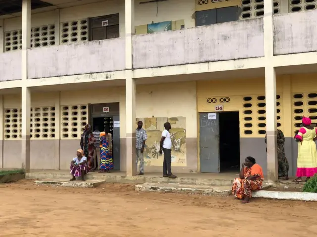 Pas grand monde devant les bureaux de vote de ce centre situé à Yopougon