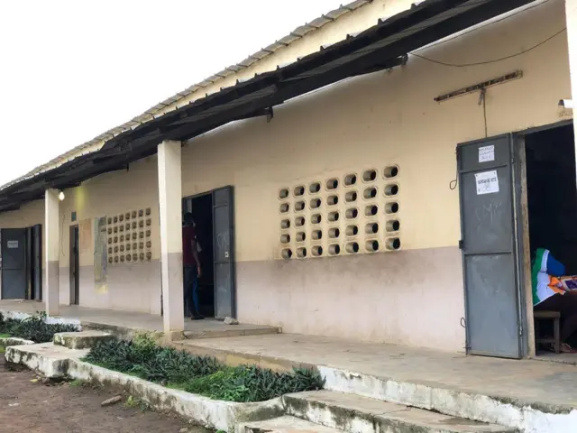 Pas grand monde devant les bureaux de vote de ce centre situé à Yopougon