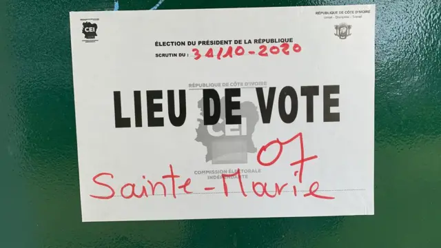 . Première électrice se présente au bureau de vote numéro 2 ‘Lycée Sainte Marie à Cocody’