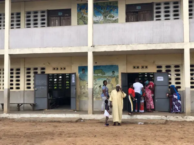 Pas grand monde devant les bureaux de vote de ce centre situé à Yopougon