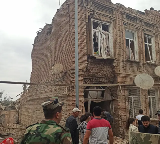 Azerbaycan Savunma Bakanlığı'nın yayımladığı bu fotoğraf, Gence'deki yıkımı gösteriyor