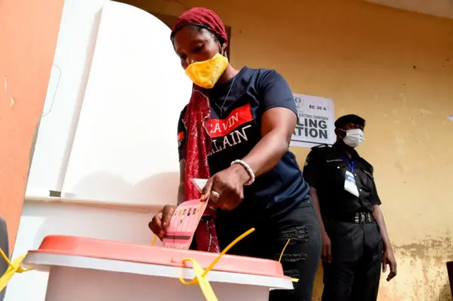 Female voter wit face mask