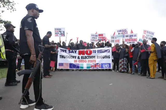 Soldier tanda for front of youths wey dey march for Akure