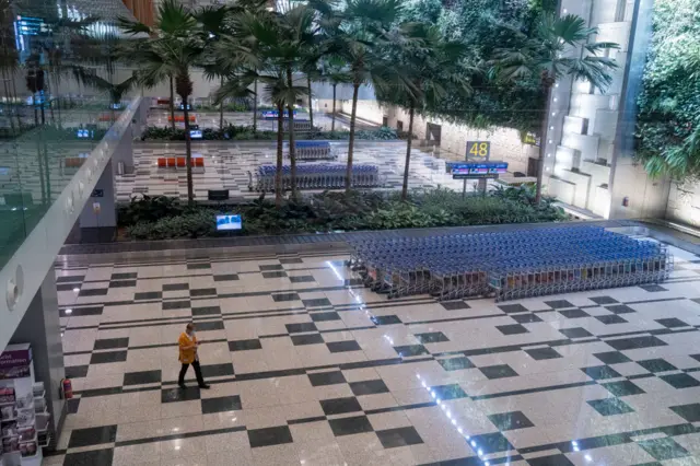 Changi đã đình chỉ hoạt động ở hai nhà ga khi các chuyến bay giảm xuống mức thấp nhất trong lịch sử.