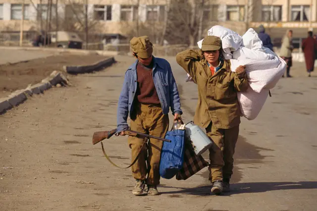 Люди покидают Степанакерт во время карабахского конфликта в начале 1990-х