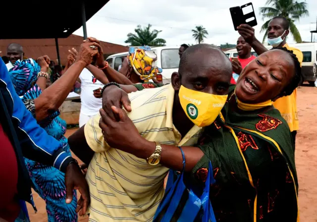 Woman hold man during elections