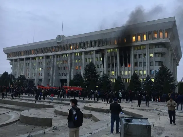 Оппозициялык күчтөр бүгүн түнү Ак Үйдү ээлеп алышты