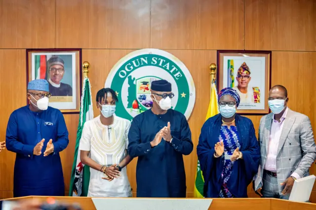 Laycon, gọvanọ Abiodun na ndị ọrụ ya