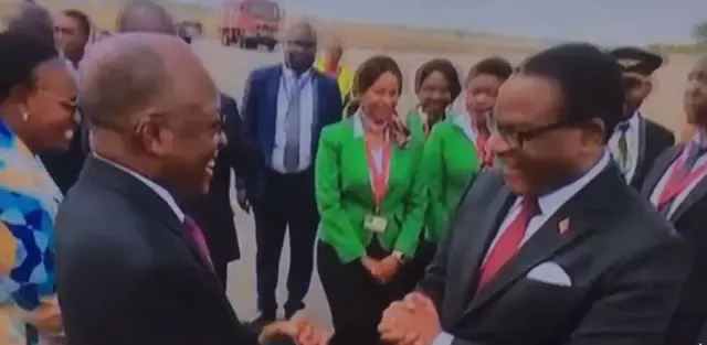 Rais Chakwera akipokelewa na mwenyeji wake Rais Magufuli