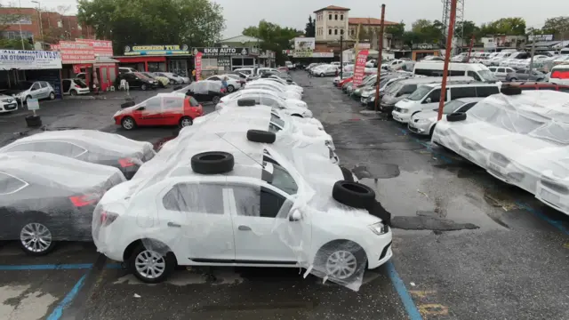 Balonlu naylonla sarılan otomobiller